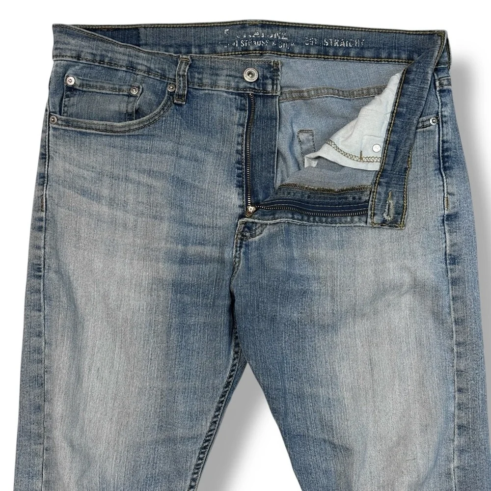 SIGNATURE BY LEVI STRAUSS Light Wash S51 Classic Straight Fit Jeans 34x30 - Picture 2 of 8